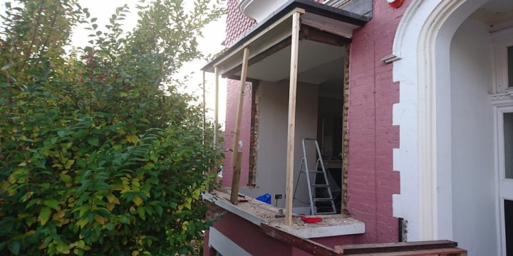 SASH WINDOWS WITH STAINED GLASS photo